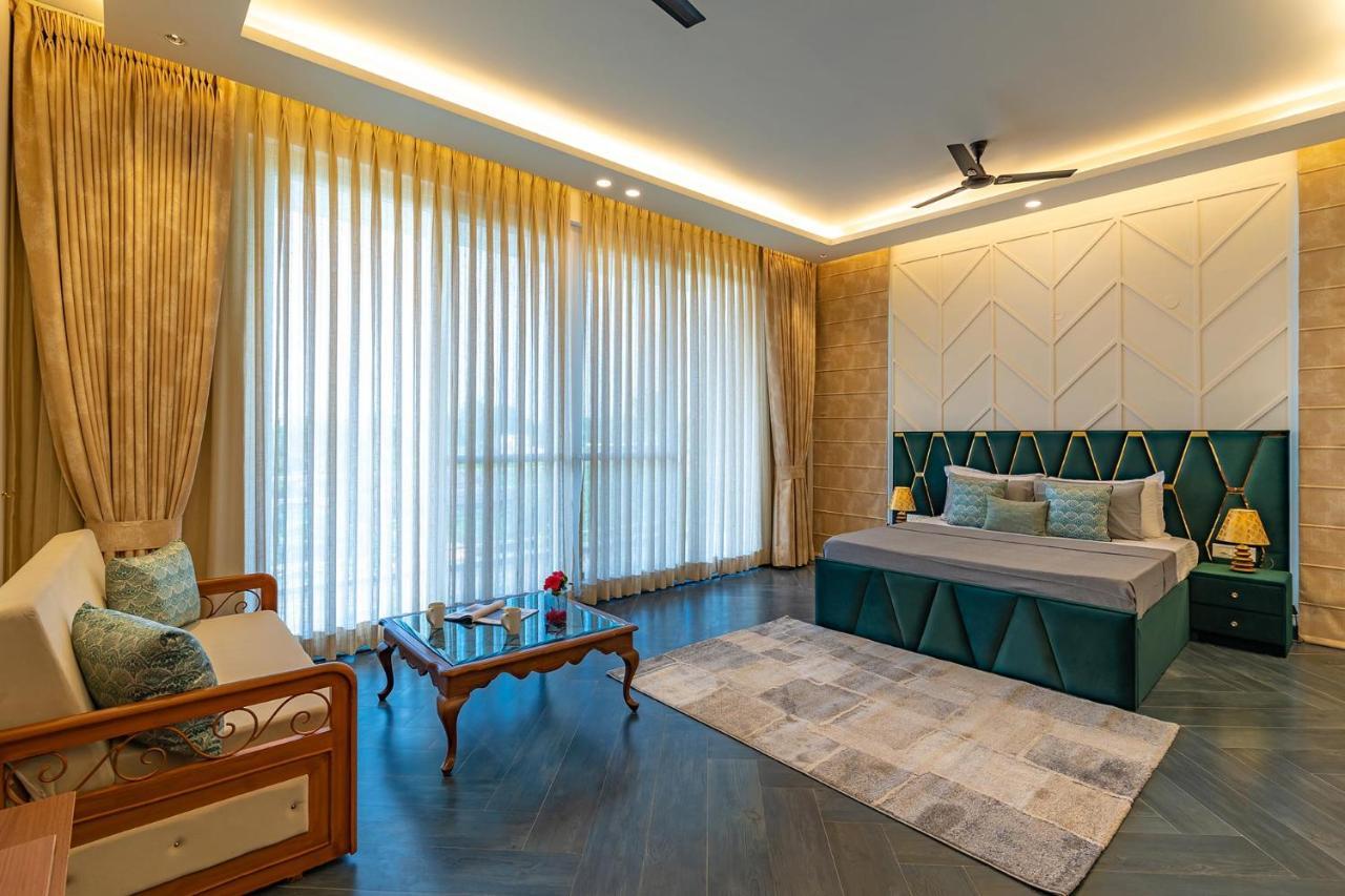Stayvista At Serenity Farms With Pool, Lawn, Bonfire & Bbq Sohna ภายนอก รูปภาพ