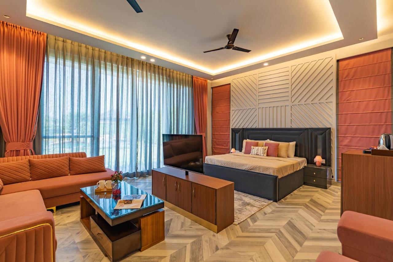 Stayvista At Serenity Farms With Pool, Lawn, Bonfire & Bbq Sohna ภายนอก รูปภาพ